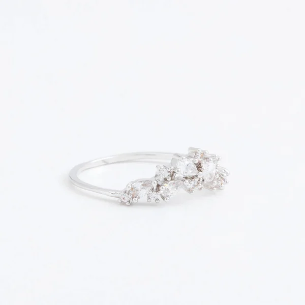 Luxueuse bague en argent avec cristaux transparents, gouttes strass, sur fond gris — Photo