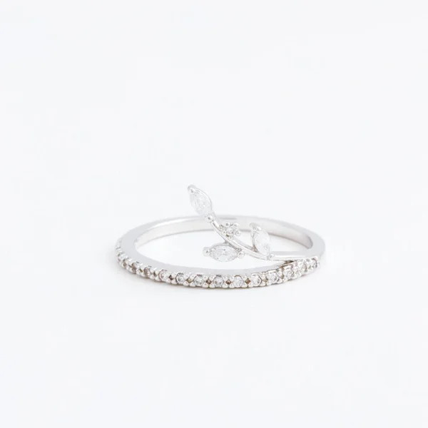 Lussuoso anello gioiello in argento con cristalli trasparenti, gocce di strass, su sfondo grigio — Foto Stock