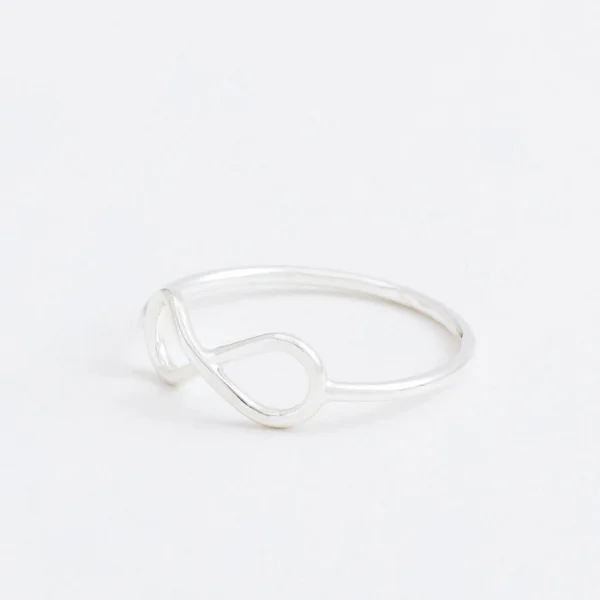 Biżuteria, luksusowe srebrny pierścień z infinity szary tło — Zdjęcie stockowe