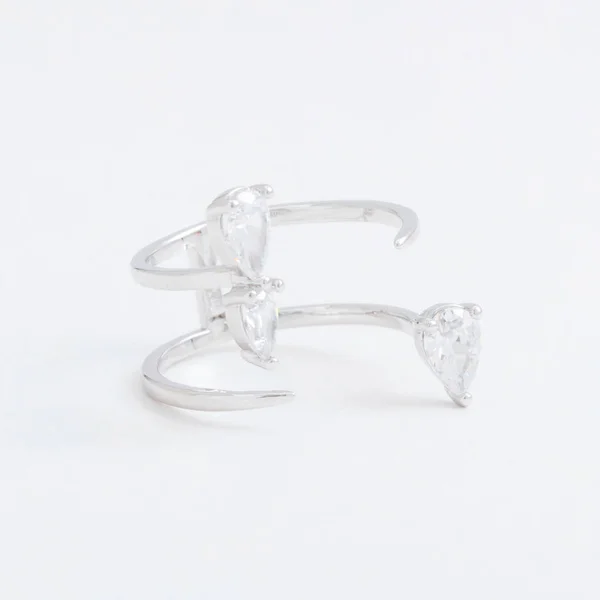 Luxus ezüst ékszerek gyűrű átlátszó kristály, strassz csepp, egy szürke háttér — Stock Fotó