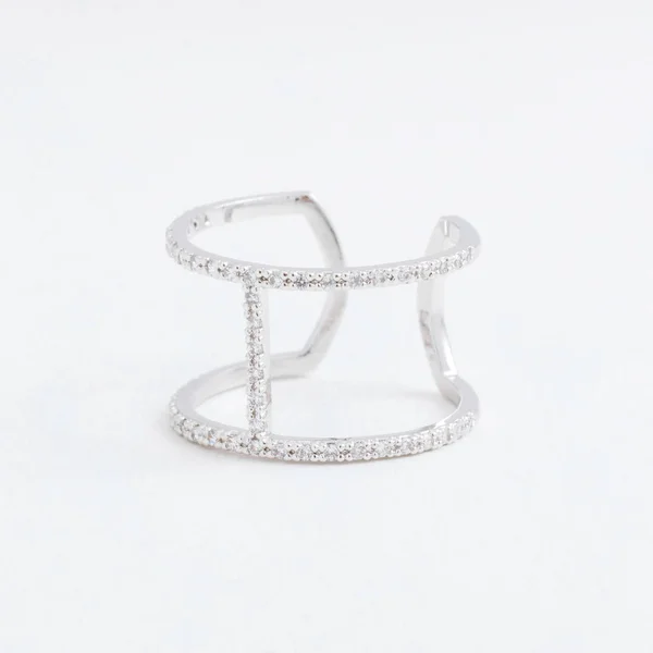 Krople luksusowe biżuteria srebrny pierścień z przezroczyste kryształy, cyrkonie, na szarym tle — Zdjęcie stockowe