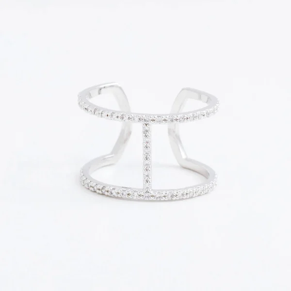 Luxueuse bague en argent avec cristaux transparents, gouttes strass, sur fond gris — Photo