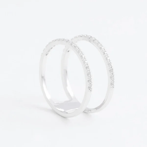 Luxueuse bague en argent avec cristaux transparents, gouttes strass, sur fond gris — Photo