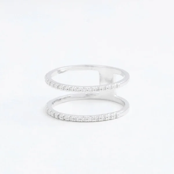 Роскошное серебряное ювелирное кольцо с прозрачными кристаллами, капли страз, на сером фоне — стоковое фото
