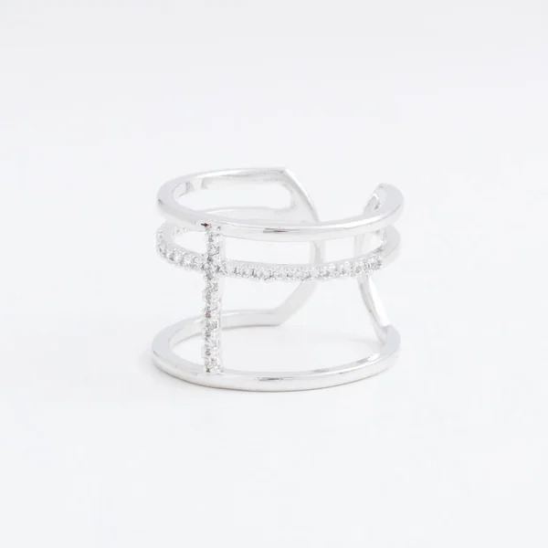 Anillo de joyería de plata de lujo con cristales transparentes, gotas de diamantes de imitación, sobre un fondo gris — Foto de Stock