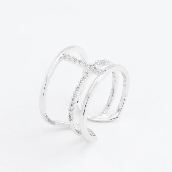 Luxueuse bague en argent avec cristaux transparents, gouttes strass, sur fond gris — Photo