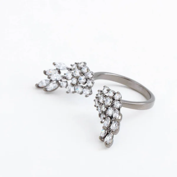 Luxueuse bague bijoux en argent avec des ailes de cristaux avec un fond gris — Photo