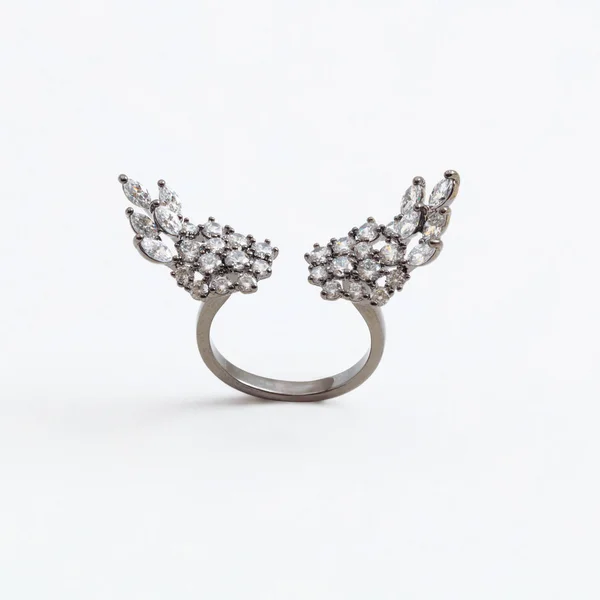 Πολυτελής ασημένια κοσμήματα δαχτυλίδι με φτερά των κρυστάλλων με γκρίζο φόντο — Φωτογραφία Αρχείου