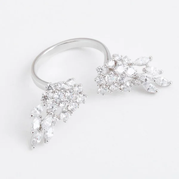 Luxus ezüst ékszerek gyűrű szárnya a kristály van egy szürke háttér — Stock Fotó