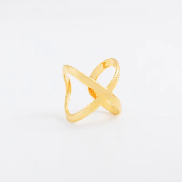 Luxus arany ékszerek gyűrű egy szürke háttér — Stock Fotó