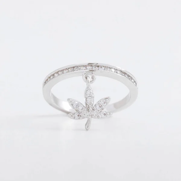 Luxus gyönyörű ezüst ékszerek gyűrű kristályok és strassz, egy dekoratív levél egy szürke háttér — Stock Fotó