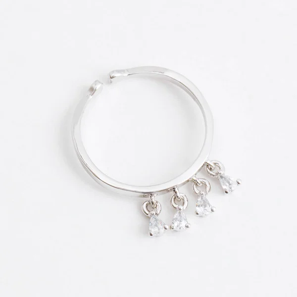Luxuoso anel de jóias de prata bonita com cristais e strass em um fundo cinza — Fotografia de Stock