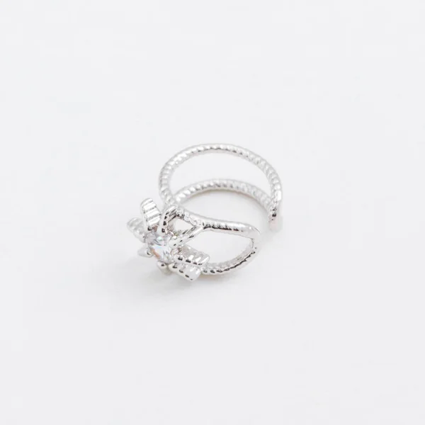 Πολυτελή όμορφο φως ασημένιο δαχτυλίδι με αστέρι κρυστάλλους σε ένα γκρίζο φόντο — Φωτογραφία Αρχείου