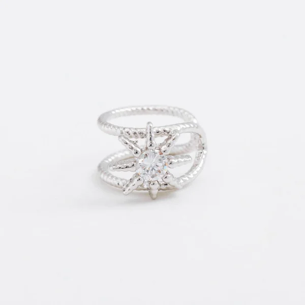 Hermoso anillo de plata de lujo con cristales de estrella sobre un fondo gris — Foto de Stock