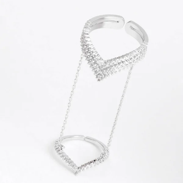 Luxus gyönyörű világos ezüst gyűrű kettős láncok és kristályok egy szürke háttér — Stock Fotó