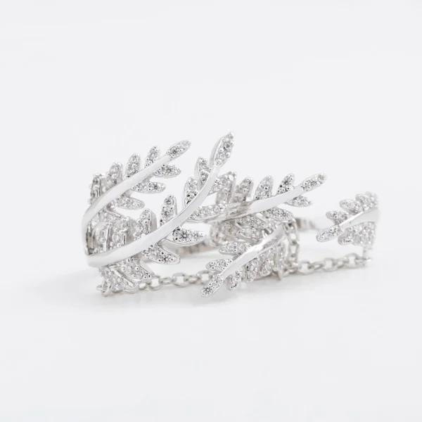 Precioso anillo de plata de lujo con hojas de cristales sobre un fondo gris — Foto de Stock