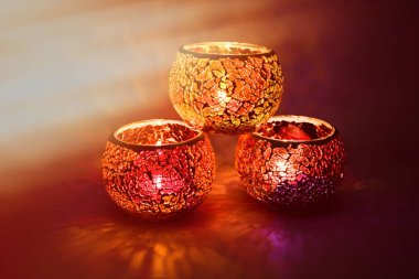 Çok renkli cam güzel şamdanları topları içinde parlayan bir mum ışık ışınları ile