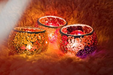 Çok renkli cam güzel şamdanları topları içinde parlayan bir mum ışık ışınları ile