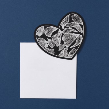 Mavi, siyah ve beyaz renk mock-up kırtasiye, gri ve mavi arka plan üzerinde marka kimliği için bir şablon düzeni. Sunumlar ve portföy grafik tasarımcıları için. Zarflar, kağıt, Kalpler.