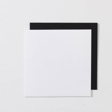 Siyah beyaz ve gri renk mock-up örneği, gri ve beyaz arka plan üzerinde marka kimliği için bir şablon. Sunumlar ve portföy grafik tasarımcıları için. Zarflar, kağıt,