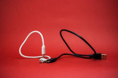Siyah ve beyaz kablo Mikro usb ve usb C Tipi