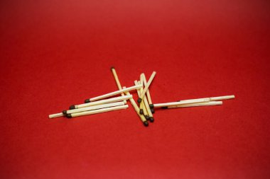 Kırmızı arkaplanda rastgele eşleşen