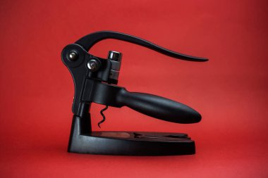 Şişenin mantarını açmak için profesyonel tirbuşon.