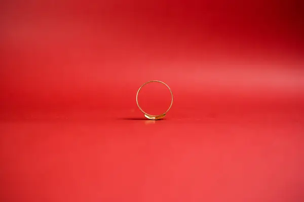 Anello Oro Sfondo Rosso — Foto Stock