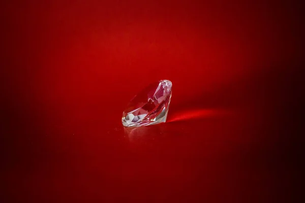 Diamante Sobre Fondo Rojo —  Fotos de Stock