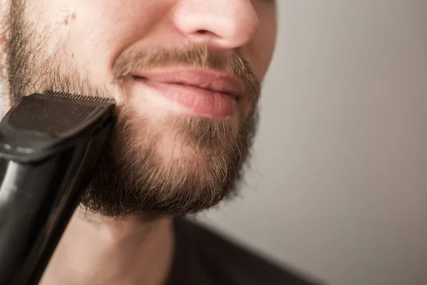 Man Shaves His Beard Electric Razor — Stock Photo, Image