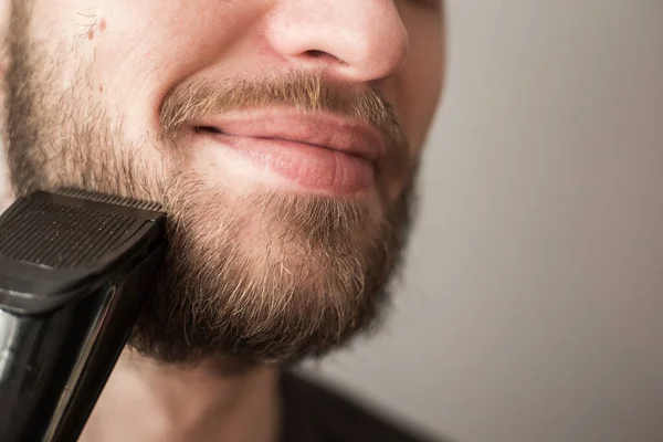 Hombre Afeita Barba Con Una Navaja Eléctrica — Foto de Stock