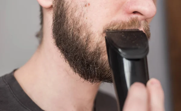 Man Scheert Zijn Baard Met Een Elektrisch Scheermes — Stockfoto