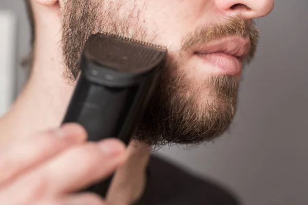 Man Scheert Zijn Baard Met Een Elektrisch Scheermes — Stockfoto