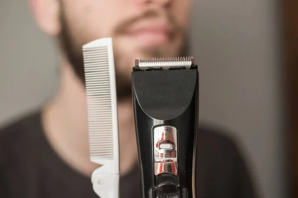 男は髭を電動カミソリで剃る — ストック写真