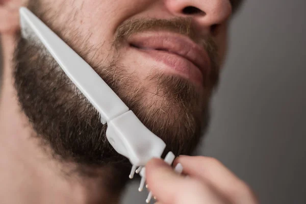 Homem Pentear Barba Com Pente — Fotografia de Stock