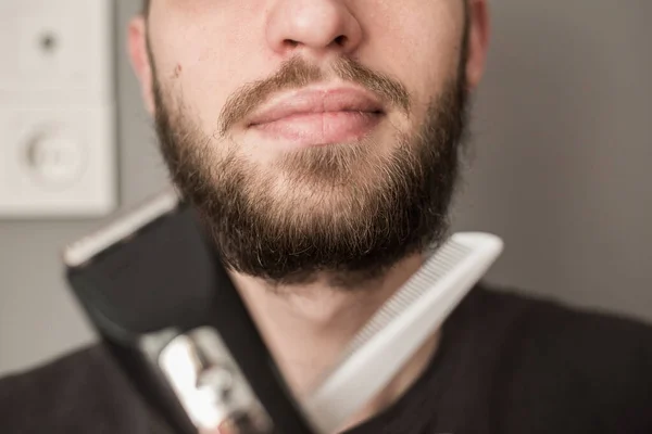 Man Scheert Zijn Baard Met Een Elektrisch Scheermes — Stockfoto