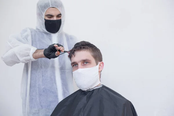 Trabalho Barbeiro Durante Coronavírus Cabeleireiro Aparar Cliente Uma Máscara Terno — Fotografia de Stock