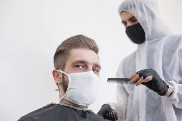 Trabalho Barbeiro Durante Coronavírus Cabeleireiro Aparar Cliente Uma Máscara Terno — Fotografia de Stock