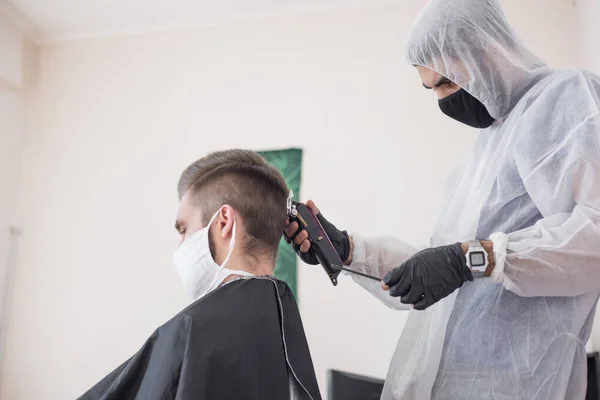 Work Barber Coronavirus Hairdresser Trim Client Mask Protective Suit Quarantine — Stock Photo, Image