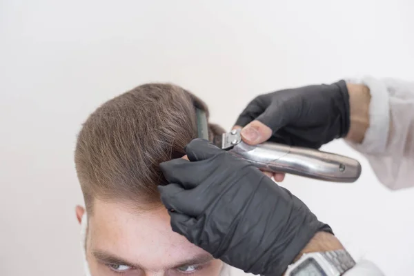 Trabajo Del Barbero Durante Coronavirus Peluquería Recortar Cliente Una Máscara — Foto de Stock