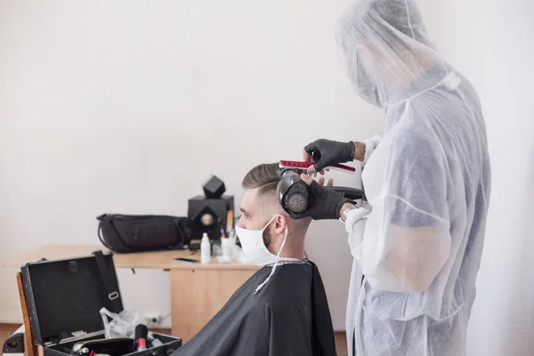 Trabajo Del Barbero Durante Coronavirus Peluquería Recortar Cliente Una Máscara — Foto de Stock