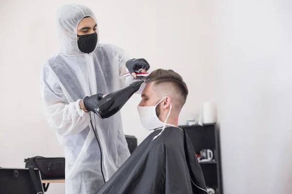 Lavoro Del Barbiere Durante Coronavirus Parrucchiere Tagliare Cliente Una Maschera — Foto Stock