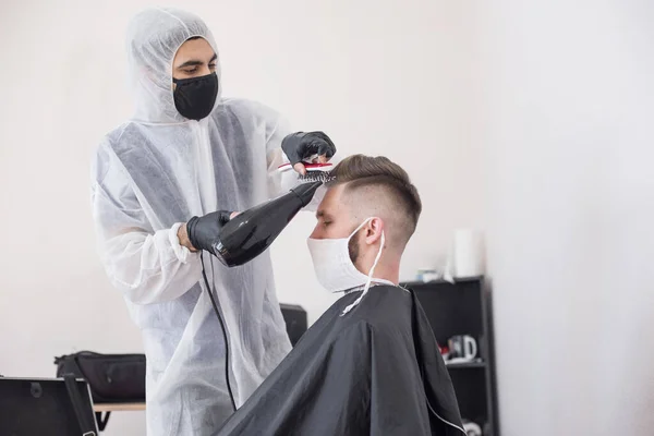 Trabalho Barbeiro Durante Coronavírus Cabeleireiro Aparar Cliente Uma Máscara Terno — Fotografia de Stock