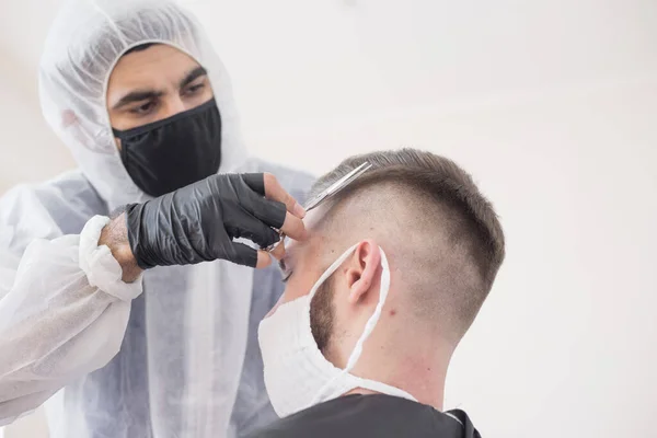 Work Barber Coronavirus Hairdresser Trim Client Mask Protective Suit Quarantine — Stock Photo, Image