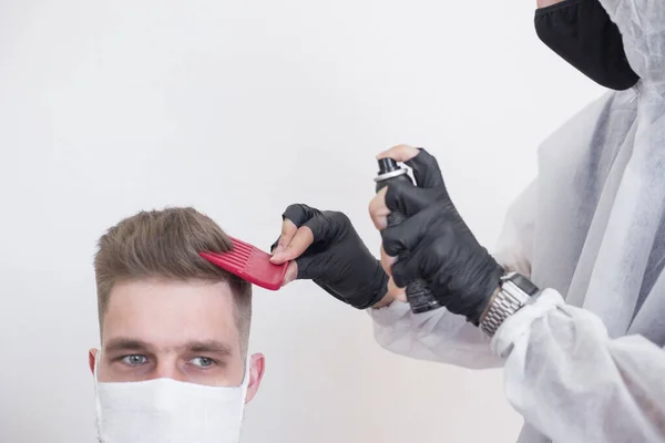 Trabajo Del Barbero Durante Coronavirus Peluquería Recortar Cliente Una Máscara — Foto de Stock