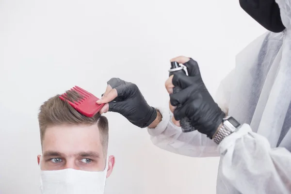 Trabajo Del Barbero Durante Coronavirus Peluquería Recortar Cliente Una Máscara —  Fotos de Stock