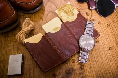 Beyefendinin saatleri, gözlükleri, cüzdanı, botları, banka kartları, çakmağı.