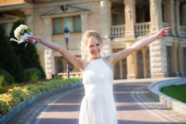 Düğünde buketi olan neşeli gelin.