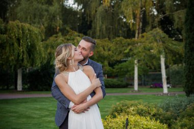 Güzel bir düğün çifti, yeni evliler düğünün tadını çıkarıyor.