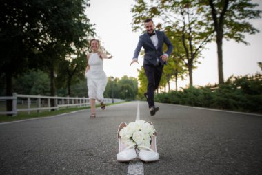 Yeni evliler bir buket gelin için damıtıma koşuyorlar.